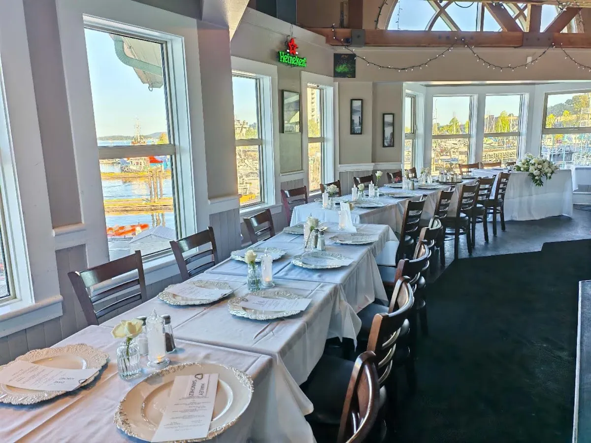 Lighthouse Bistro & Pub